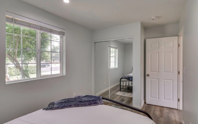 Sleek San Fernando Studio ~ 14 Mi to Universal