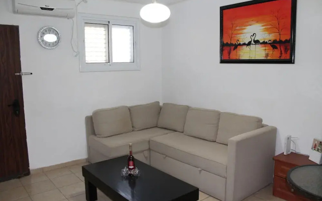 Zimmer Dora Dead Sea