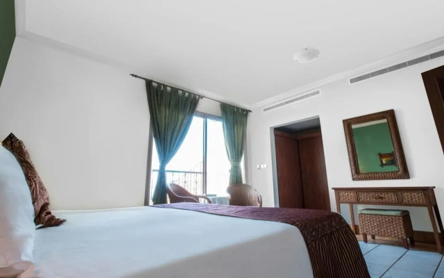 Lafontaine Rose Beach