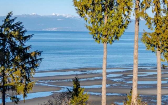 Ocean side & garden view Nanaimo house