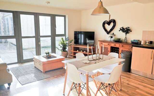 Stylish 1 Bedroom Apartment Near Clifton Triangle