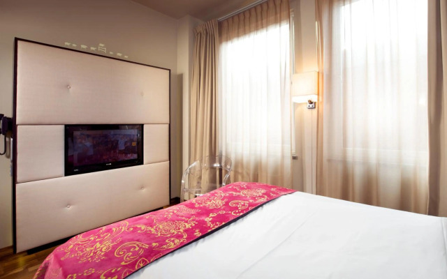 Home Hotel Folketeateret