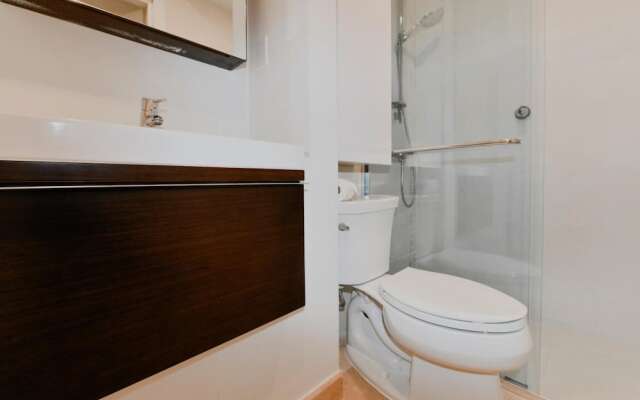 Amazing 1BR 2BA Condo Great Location w Pool GYM