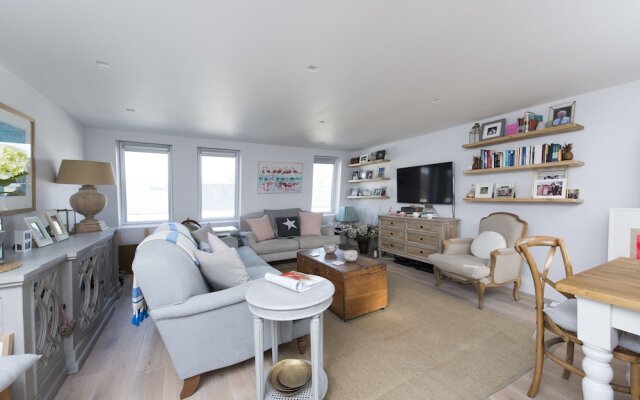 Beautiful 2BR Split Level Fulham Apartment