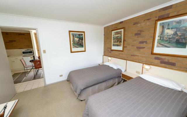 Country Comfort Gin Gin Wild Scotsman Motor Inn