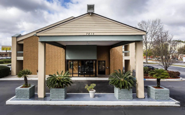 Econo Lodge North