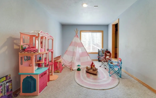 4 Mi to Downhill Ski Resort! Spacious Family Haven