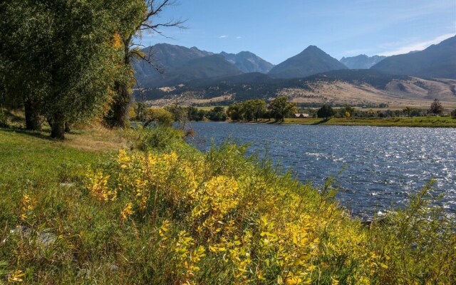 PV - Yellowstone River Retreat