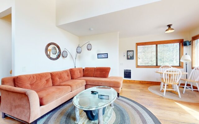 Rainbow Villas 1 Charming Boutique complex, Dual Master Suites, Forest Mountain Views by RedAwning