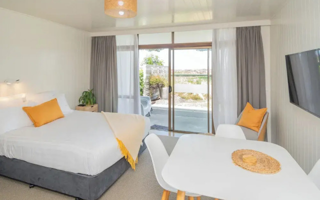 Whispering Sands Motel