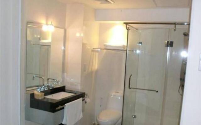Boss Suites Nana Hotel
