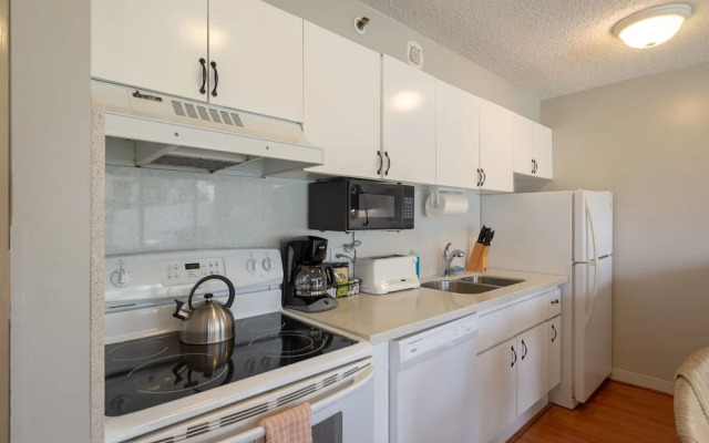 Waikiki Banyan - Pool Deck Level Tower 1 Suite 610