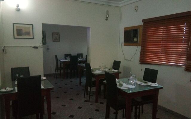 Neocourts Hotel