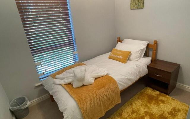 Holiday Home In Cardiff, Sleeps 8