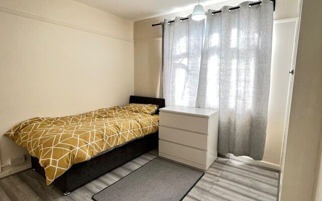 Budget 5-bed Apartment in Barking