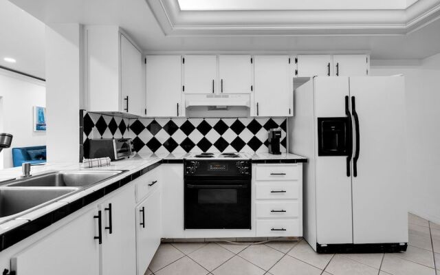 Hollywood Hills 3BD Home w Backyard