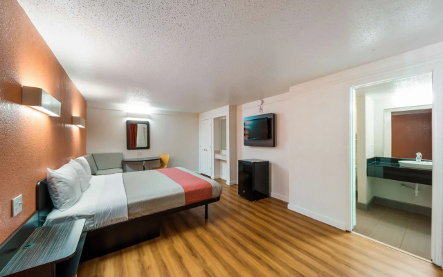 Motel 6 Dallas, TX - Farmers Branch