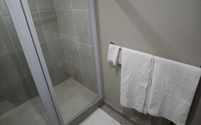 Lovely Rosebank 1-bedroom condo with pool & cinema