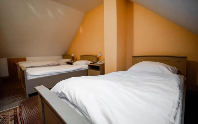 Angelis Pension - Restaurant zum grunen Baum