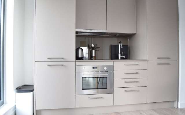 Modern 1 Bedroom Apartment With Views in Stratford