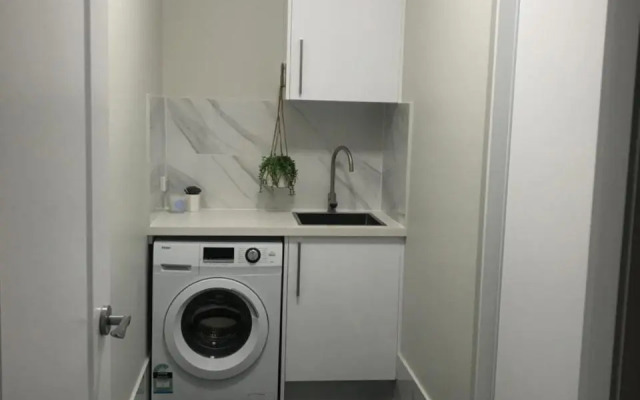 Luxury 2br home with King, 5 star private & close