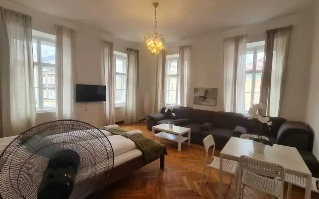 Chic 3BR Belvedere Apartment
