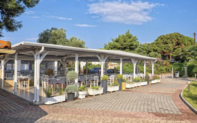 Lagomandra Beach & Suites