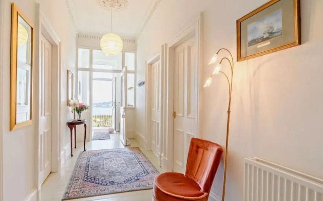 Outstanding, Georgian Flat Overlooking the bay