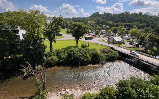 Country Inn & Suites by Radisson, Pigeon Forge South, TN