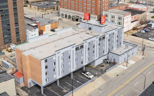 Econo Lodge Inn & Suites