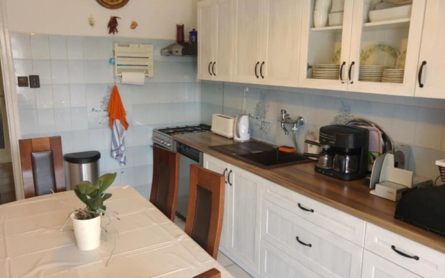 Crystal Apartement F