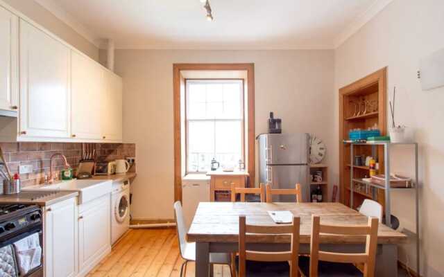 Spacious Traditional 3 Bedroom Flat in New Town