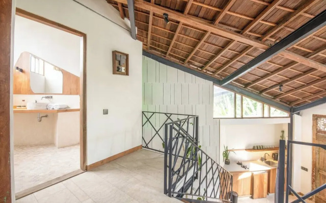 Modern 2-br Art Deco Villa, 800m From the Beach