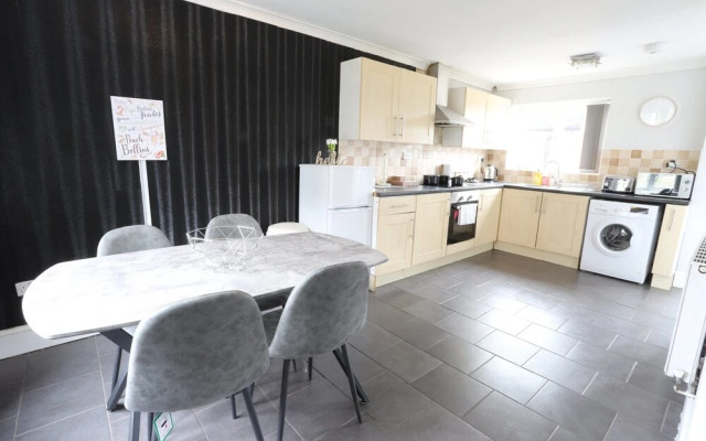 EasyTravel NEC Airport 3 Beds House