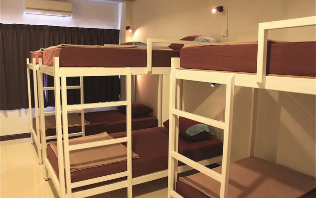 Ananas Phuket Central Hostel - Adults Only