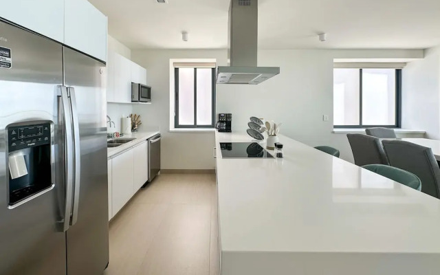 Paradise Found Luxe 2BR Condo in Iconic Location