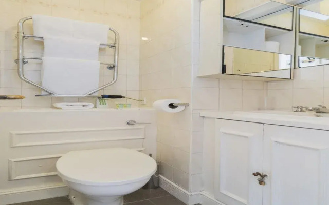 Sloane Avenue Apartment