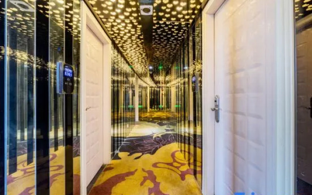 Burton Hotel (Shanghai Songjiang Jiuting Subway Station Branch)