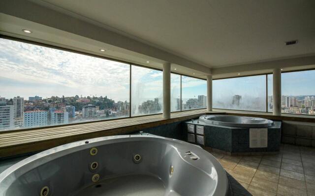 Urban Getaway Near the Sea