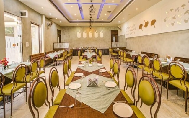 FabHotel Bee Town A.B Road