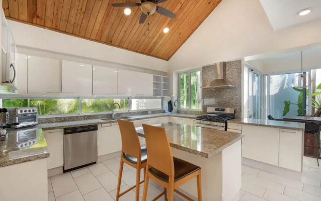 Modern Luxury 6 BR Tropical Retreat With Pool