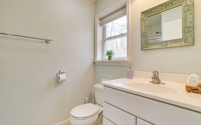 Hot Tub + Decks: Tree-lined Retreat in Pocono Lake