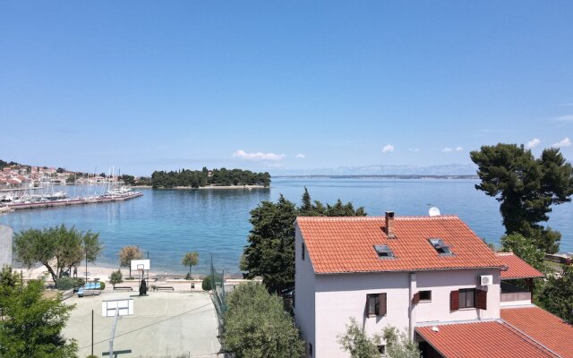 Seafront Spacious Apartment Spazzio