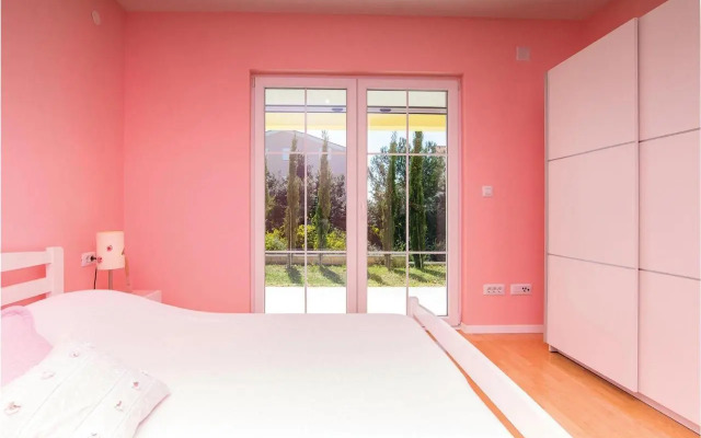 Two-Bedroom Apartment in Pakostane