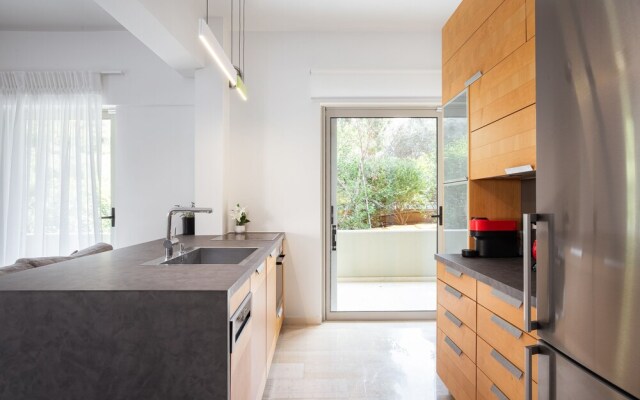Vouliagmeni Stylish Apartment