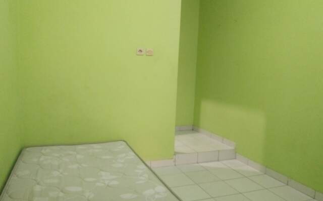 OYO Life Kost ijo Tembok Tinggi