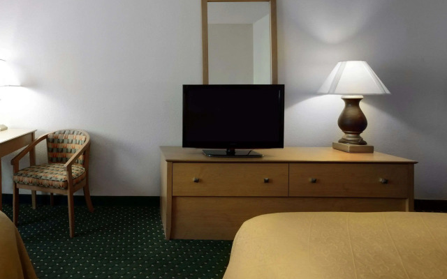 Quality Inn and Suites Springfield Southwest near I-72