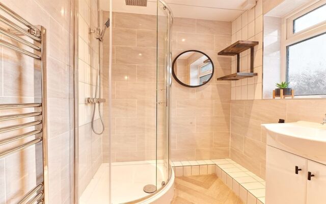Host Stay Inness House
