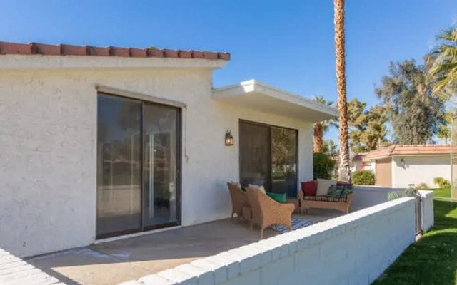 Stylish Condo With Golf Course Views