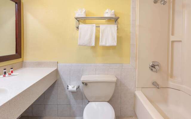 Days Inn By Wyndham Nanuet / Spring Valley